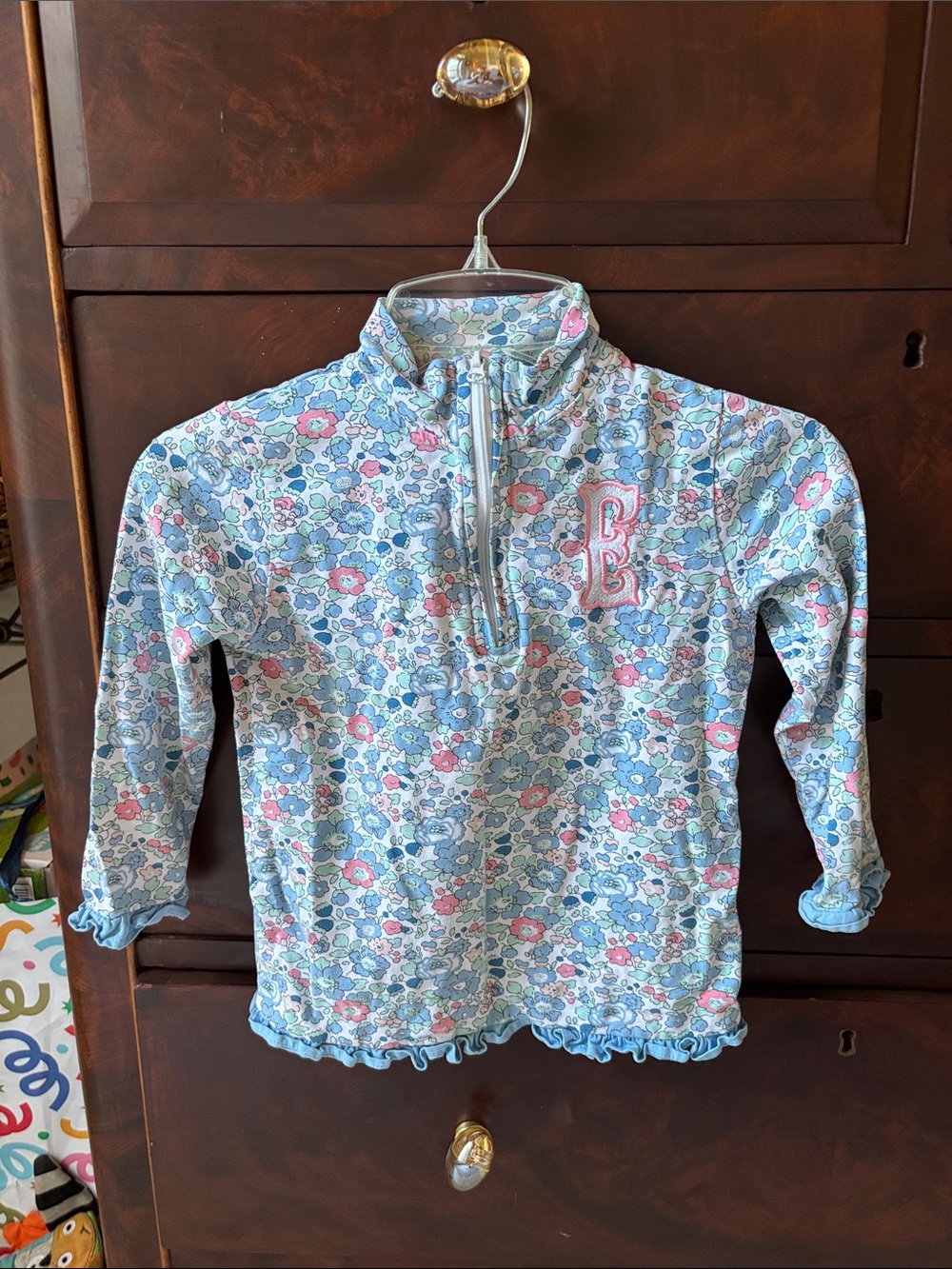 “E” embroidered ruffle long sleeve shirt